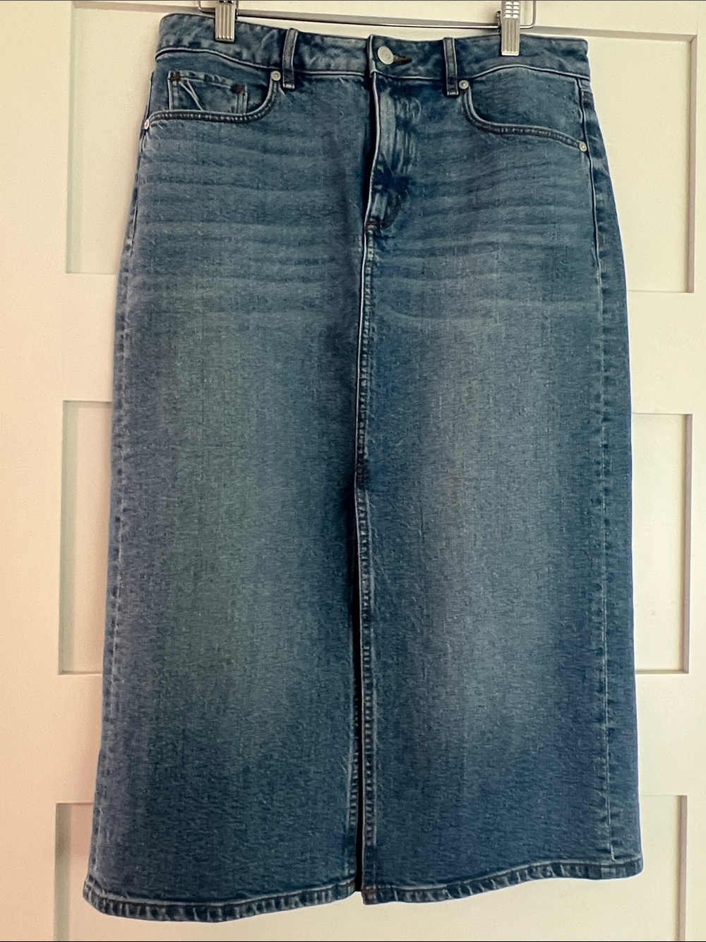 Fitted denim skirt